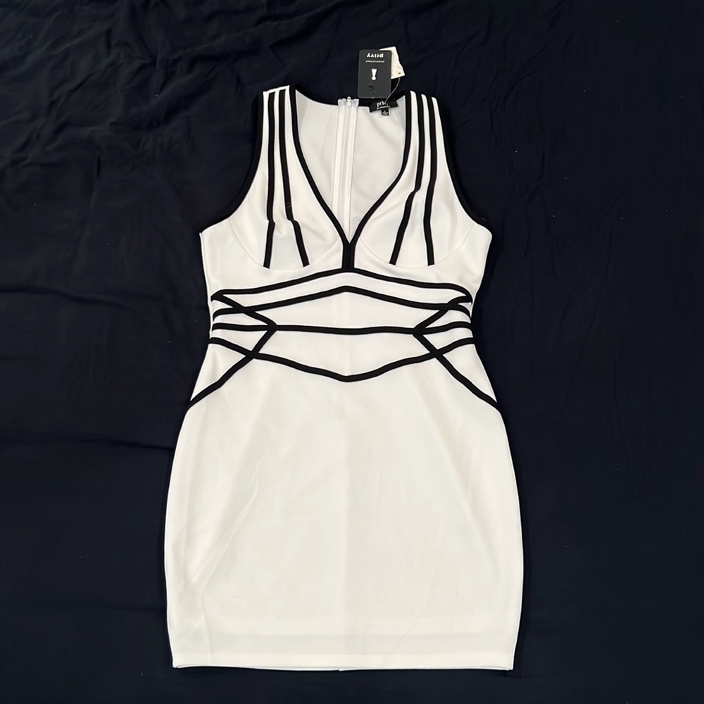 Runway NY Privy white and black dress with zipper in the back